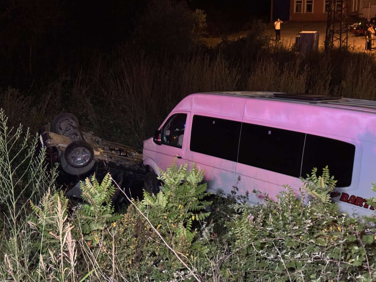 Minibüs ile otomobil çarpıştı: 11 yaralı! Kaza anı kamerada 8